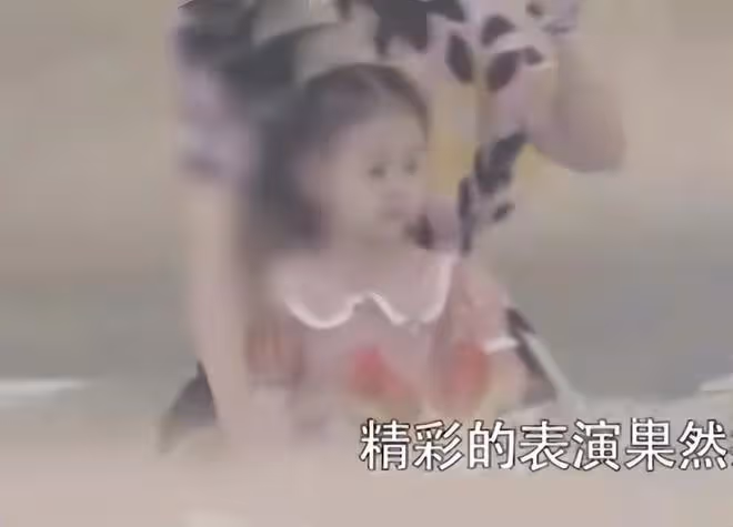 張傑謝娜為雙胞胎女兒慶生，5歲跳跳俏俏身形修長，女神范兒十足
