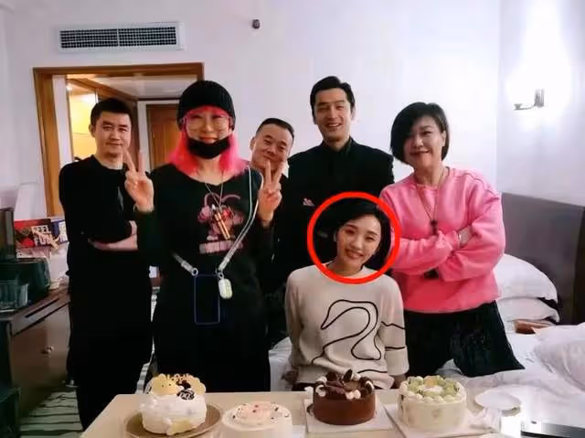 胡歌妻子鄰居爆料,女方曾花80萬學化妝,其父親做工程家庭殷實