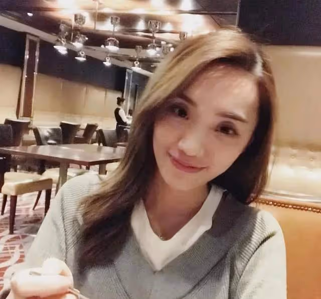 胡歌妻子鄰居爆料，女方曾花80萬學化妝，其父親做工程家庭殷實