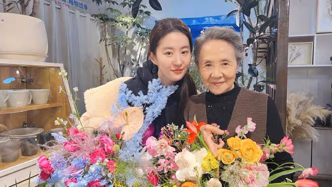 劉亦菲曬與「阿奶」吳彥殊合照，豆奶組合一起插花，又美又氣質