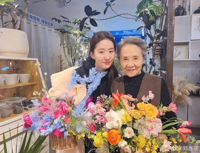 劉亦菲曬與「阿奶」吳彥殊合照，豆奶組合一起插花，又美又氣質