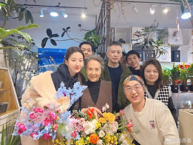 劉亦菲曬與「阿奶」吳彥殊合照,豆奶組合一起插花,又美又氣質