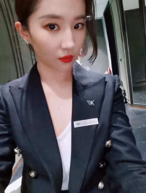 劉亦菲曬與「阿奶」吳彥殊合照,豆奶組合一起插花,又美又氣質
