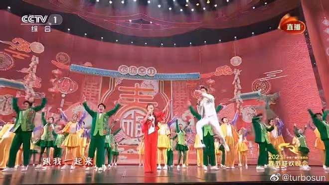 孫儷曬夫妻合照秀恩愛，大讚鄧超春晚表現力，超哥自謙還不夠完美