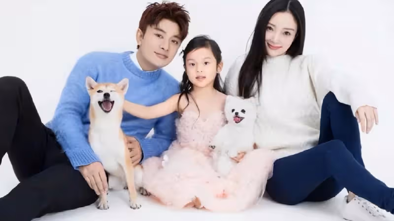 李小璐曬遊客照秀身材，40碼大腳惹爭議，甜馨霸氣護媽怒懟噴子！
