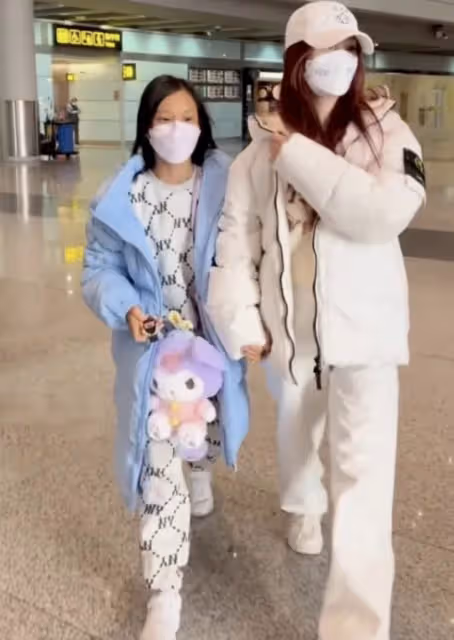李小璐曬遊客照秀身材,40碼大腳惹爭議,甜馨霸氣護媽怒懟噴子!