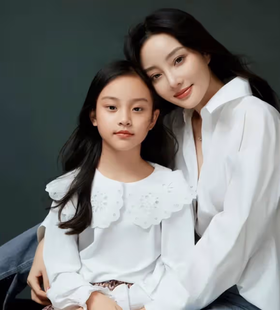 李小璐曬遊客照秀身材,40碼大腳惹爭議,甜馨霸氣護媽怒懟噴子!