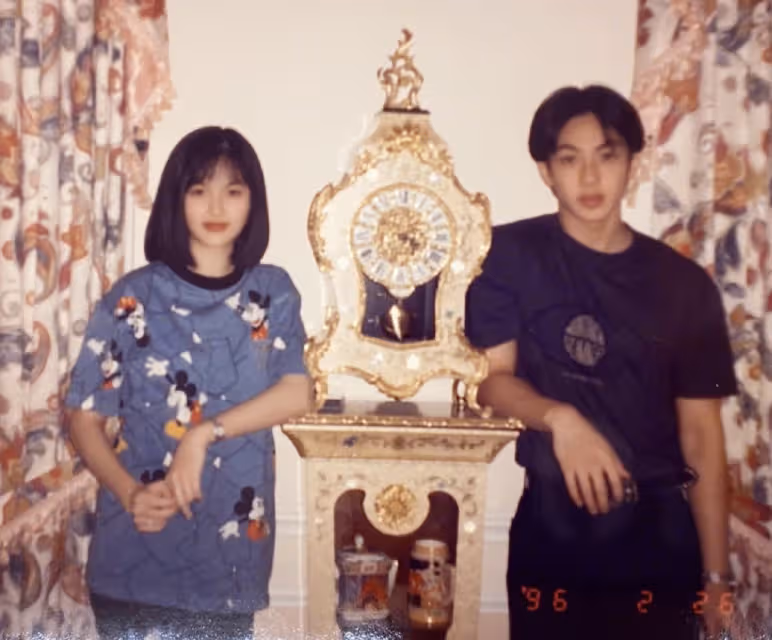 吳尊和妻子牽手接吻,慶祝相戀27周年,分享海量珍貴舊照回憶過去