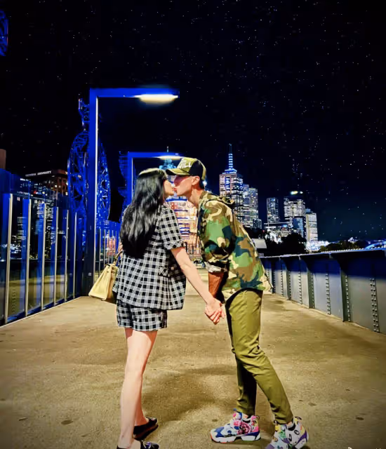吳尊和妻子牽手接吻,慶祝相戀27周年,分享海量珍貴舊照回憶過去