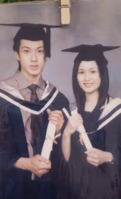 吳尊和妻子牽手接吻,慶祝相戀27周年,分享海量珍貴舊照回憶過去