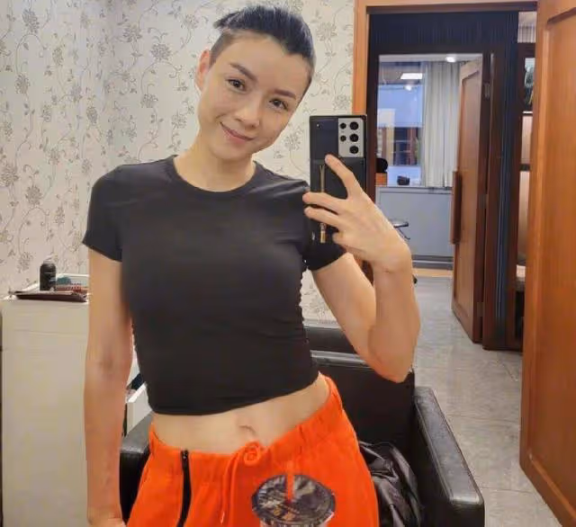 陳茵媺沙灘遊玩大曬好身材,陳豪抗拒再以夫妻檔拍攝劇集