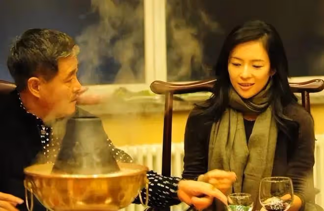 趙本山海南過年，章子怡登門拜訪，多位趙家班弟子齊聚豪宅很熱鬧