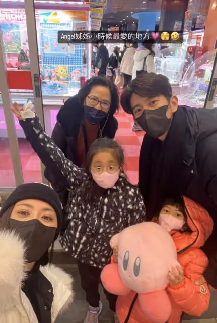 賈靜雯曬祖孫三代逛街照,波妞顏值逐漸趕超咘咘,70歲外婆氣質佳