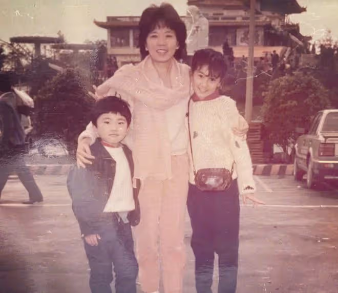賈靜雯曬祖孫三代逛街照,波妞顏值逐漸趕超咘咘,70歲外婆氣質佳