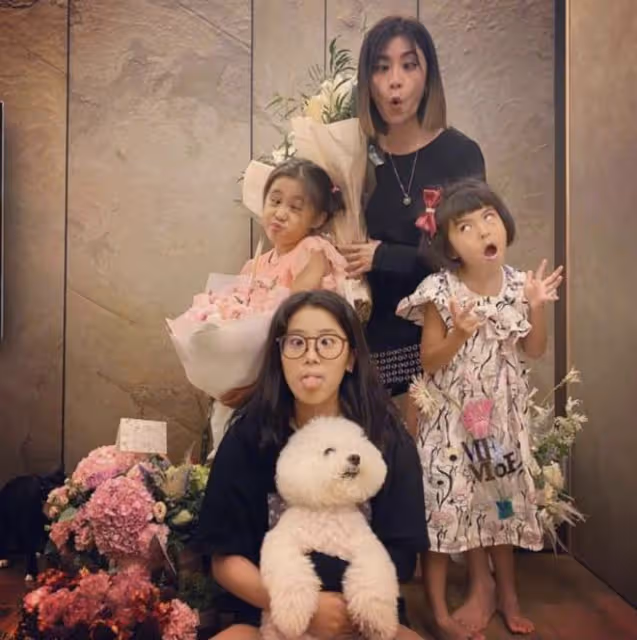 賈靜雯曬祖孫三代逛街照，波妞顏值逐漸趕超咘咘，70歲外婆氣質佳
