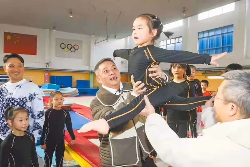 李大雙李小雙近照:都已50歲頭髮花白,都娶了明星老婆但膝下無兒