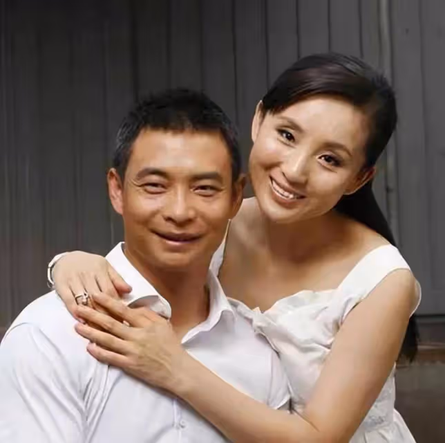 李大雙李小雙近照:都已50歲頭髮花白,都娶了明星老婆但膝下無兒