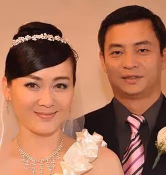 李大雙李小雙近照：都已50歲頭髮花白，都娶了明星老婆但膝下無兒