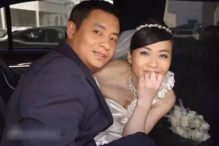 李大雙李小雙近照：都已50歲頭髮花白，都娶了明星老婆但膝下無兒