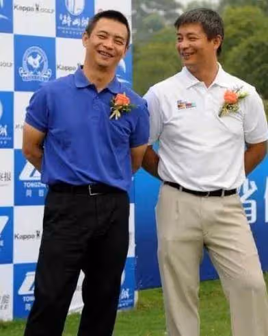 李大雙李小雙近照：都已50歲頭髮花白，都娶了明星老婆但膝下無兒