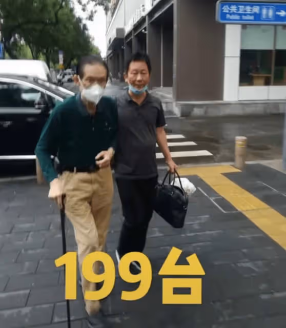 90歲黃漢源不幸病逝家中，兒子黃學軍悲痛發訃告，年前還帶病出診