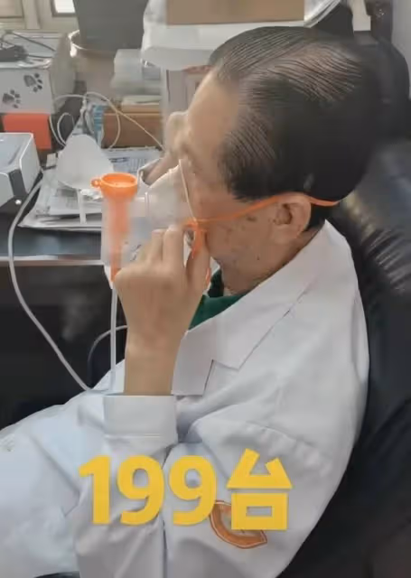 90歲黃漢源不幸病逝家中，兒子黃學軍悲痛發訃告，年前還帶病出診