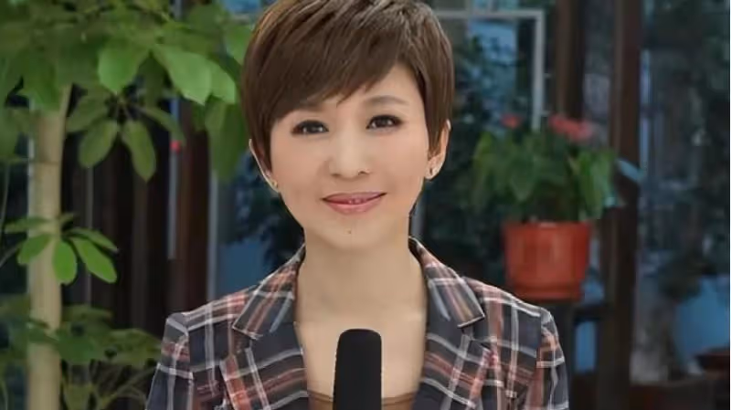 歐陽夏丹參加畢業聚會，與男同學熱情相擁，徹底走出離婚陰霾！