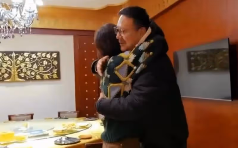 歐陽夏丹參加畢業聚會，與男同學熱情相擁，徹底走出離婚陰霾！