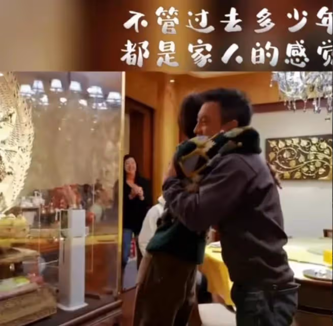 歐陽夏丹參加畢業聚會，與男同學熱情相擁，徹底走出離婚陰霾！