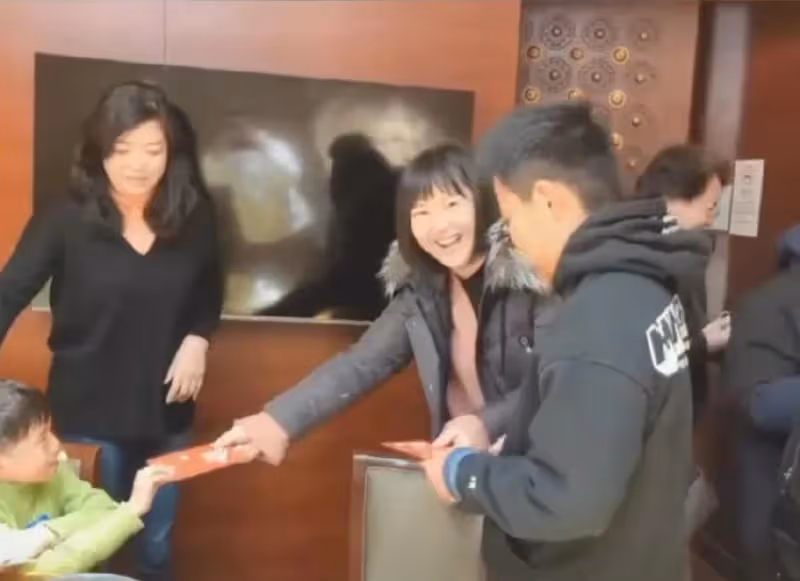 歐陽夏丹參加畢業聚會，與男同學熱情相擁，徹底走出離婚陰霾！