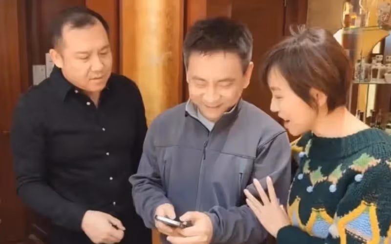 歐陽夏丹參加畢業聚會，與男同學熱情相擁，徹底走出離婚陰霾！