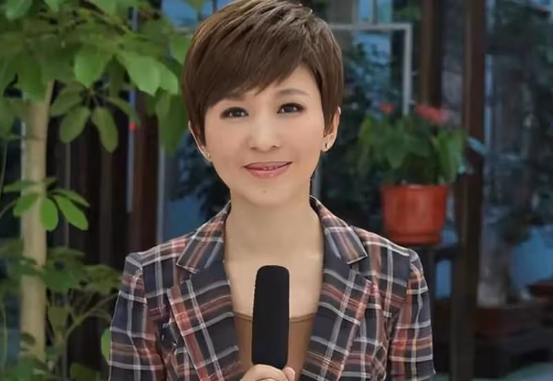 歐陽夏丹參加畢業聚會,與男同學熱情相擁,徹底走出離婚陰霾!