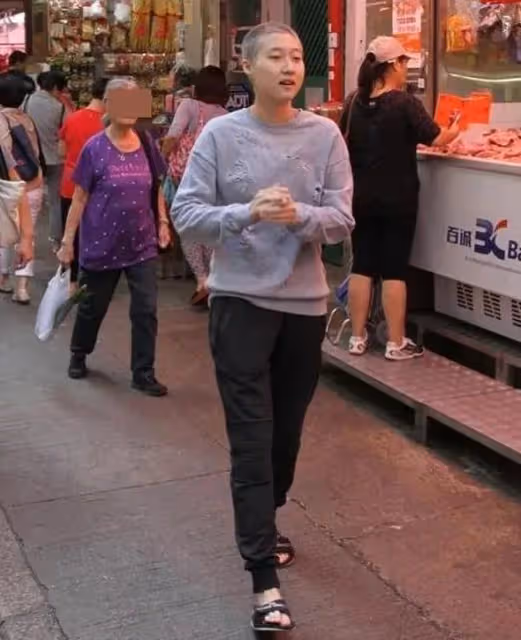 吳卓林妻子曬新年照,坐在噴泉旁擺拍,生活現狀愜意且舒適