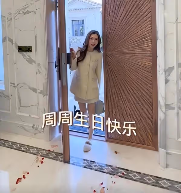 林峰為女富豪粉絲慶生,城堡豪宅價值不菲,車庫內停滿豪華