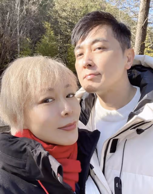 47歲保劍鋒為54歲老婆慶生,何珈好滿頭金髮好酷,7歲兒子像爸爸