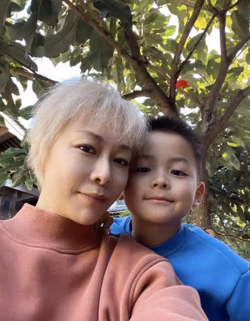 47歲保劍鋒為54歲老婆慶生,何珈好滿頭金髮好酷,7歲兒子像爸爸