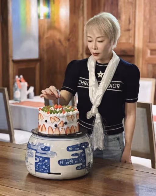 47歲保劍鋒為54歲老婆慶生,何珈好滿頭金髮好酷,7歲兒子像爸爸