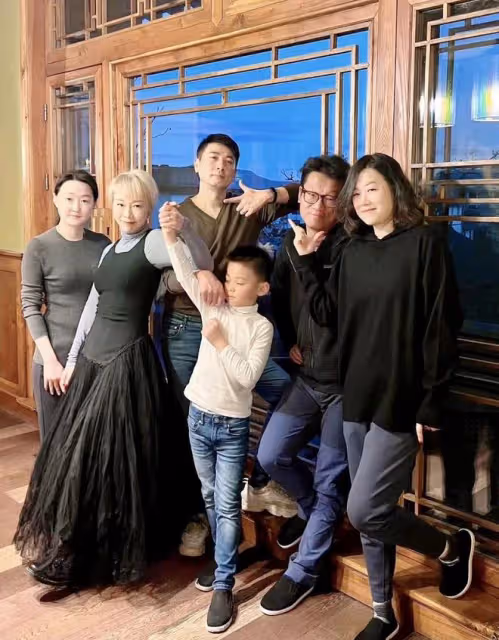 47歲保劍鋒為54歲老婆慶生,何珈好滿頭金髮好酷,7歲兒子像爸爸