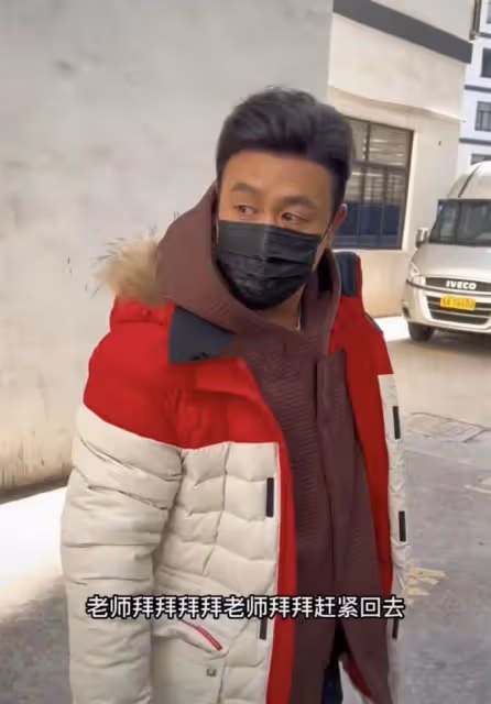 「高啟強」張頌文被女粉絲圍堵,穿百元鞋接地氣,身旁鮮肉無人理