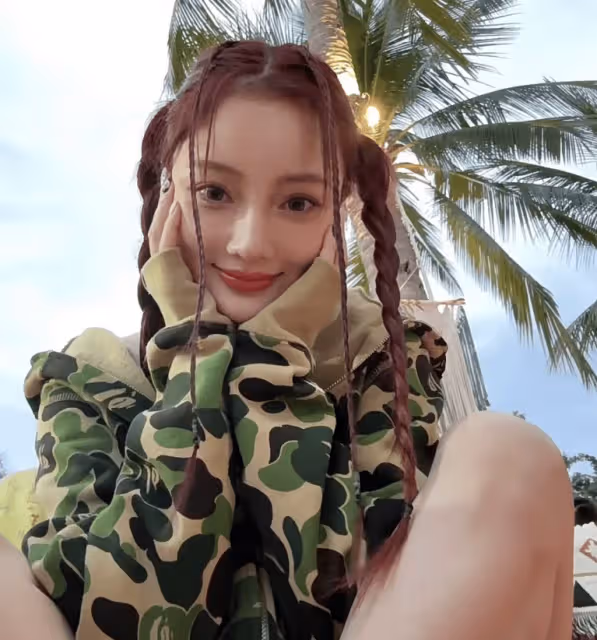 李小璐曬三亞度假照,跪地自拍超大碼腳丫太搶鏡,露香肩身材火辣