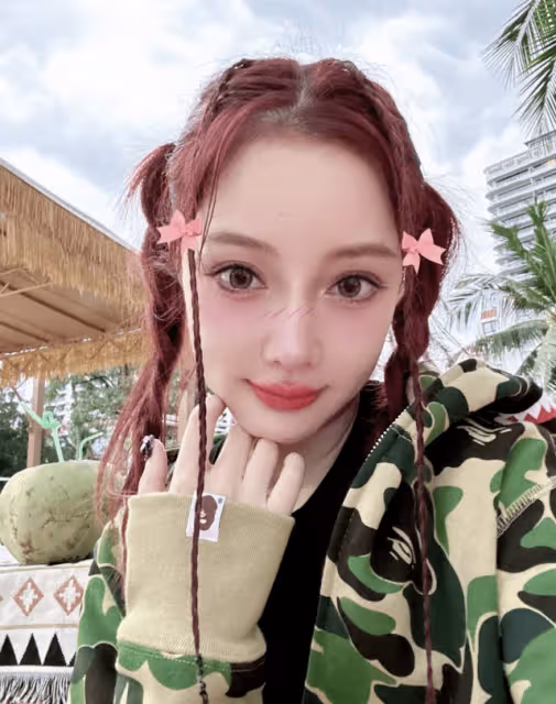 李小璐曬三亞度假照,跪地自拍超大碼腳丫太搶鏡,露香肩身材火辣
