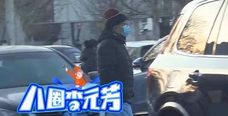 王剛開豪車帶妻兒吃火鍋,14歲兒子體型壯碩,小20歲嬌妻樸素優雅