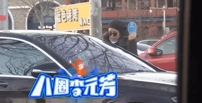 王剛開豪車帶妻兒吃火鍋,14歲兒子體型壯碩,小20歲嬌妻樸素優雅
