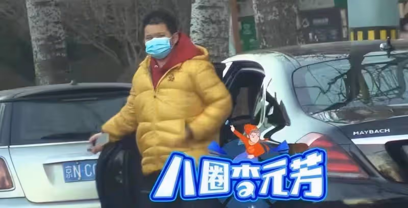 王剛開豪車帶妻兒吃火鍋,14歲兒子體型壯碩,小20歲嬌妻樸素優雅