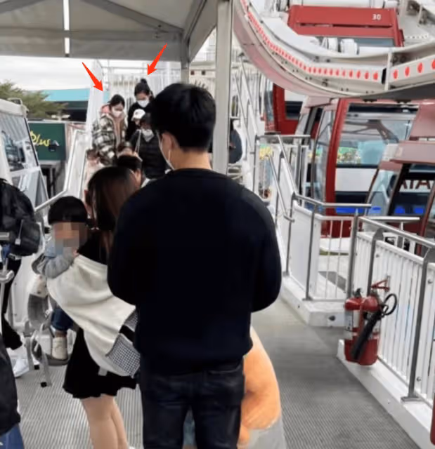 向佐郭碧婷帶娃去遊樂園遊玩,全程看娃秒變奶爸,恩愛相處感情好