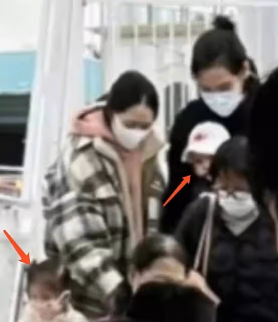 向佐郭碧婷帶娃去遊樂園遊玩,全程看娃秒變奶爸,恩愛相處感情好