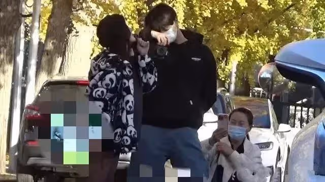 李小璐：帶甜馨游三亞曬美照，與好友合影引熱議，網友直言像男友