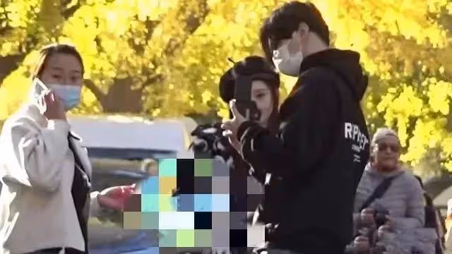 李小璐：帶甜馨游三亞曬美照，與好友合影引熱議，網友直言像男友