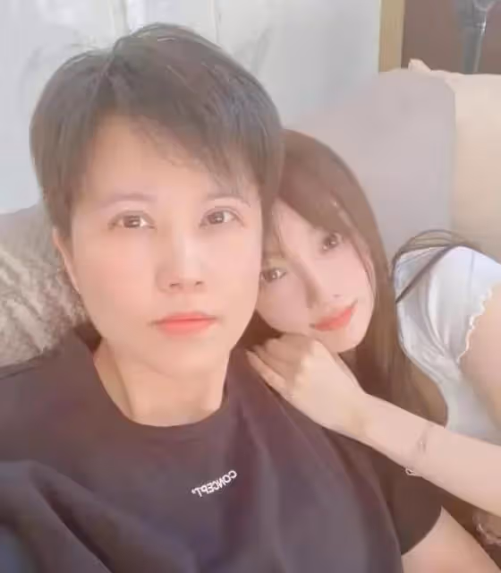 李小璐：帶甜馨游三亞曬美照，與好友合影引熱議，網友直言像男友