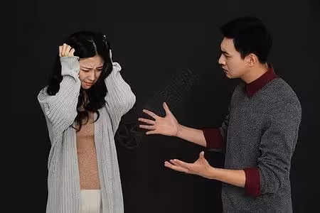 得知女友陪嫁房寫的丈母娘名字,男友憤怒:啥時改名啥時結婚